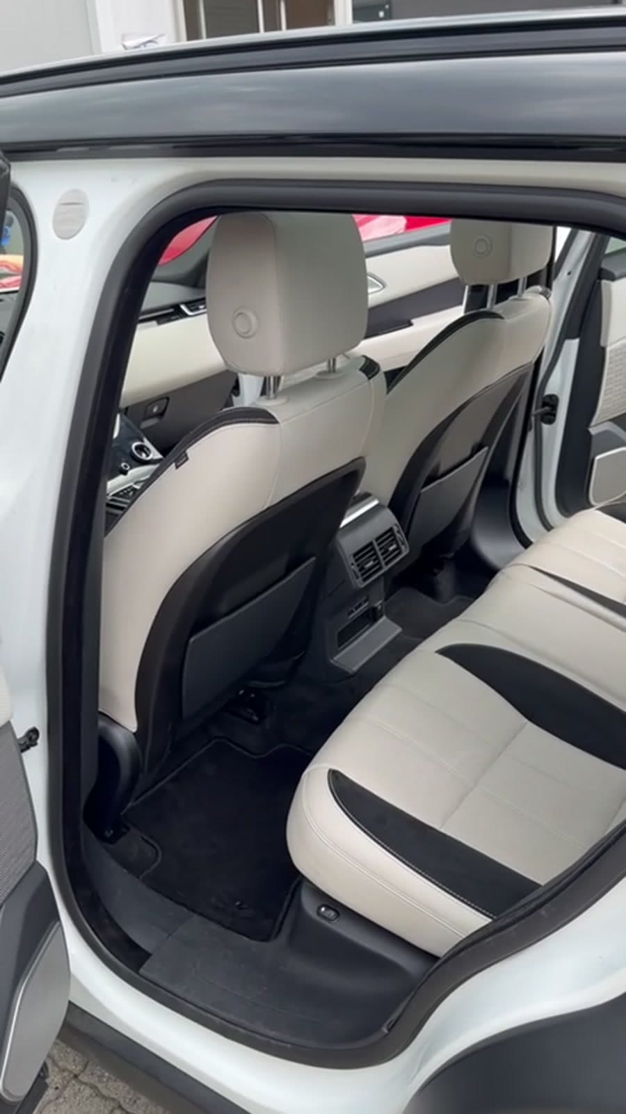 Banquette arrière claire d’un Range Rover Velar après nettoyage